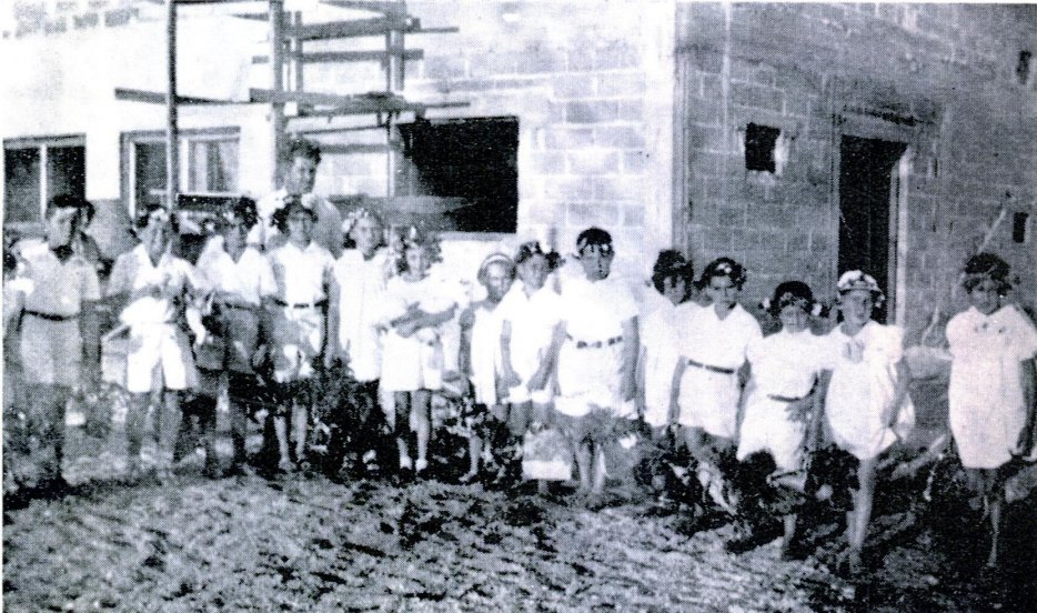 שבועות ליד בנין בית הספר ההולך ונבנה 1936